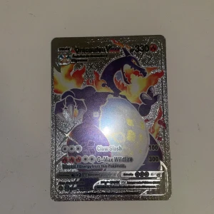 Charizard VMAX SV107  - Den är i raw skick pris kan diskuteras 