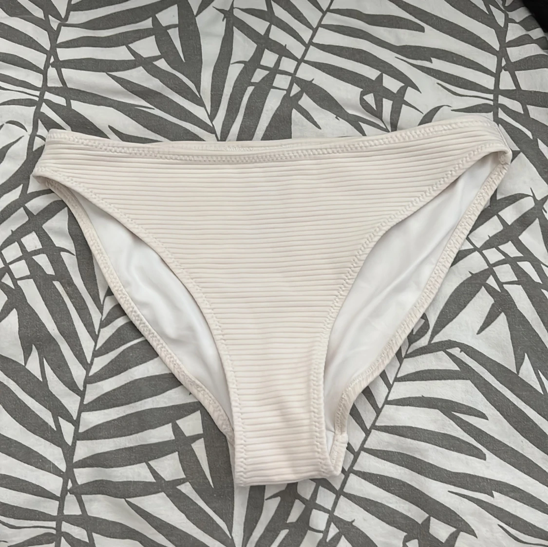 Vit ribbad bikiniunderdel från H&M