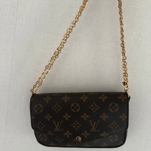 AxelVäska - Gott skick. Haft i ett halvår knappt använt. Kvitto finns ej. Axelremsbandet går att justera längre. 