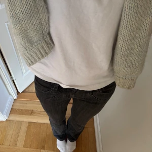 Svarta Replay bootcut jeans - Svarta jeans  med bootcut passform och låg midja.