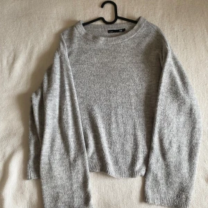 Grå stickad tröja från 157 -  grå stickad tröja från 157 i storlek L men skulle nog säga att den är mer mot M hållet. Den är i fint skick och har använts få gånger. 💗