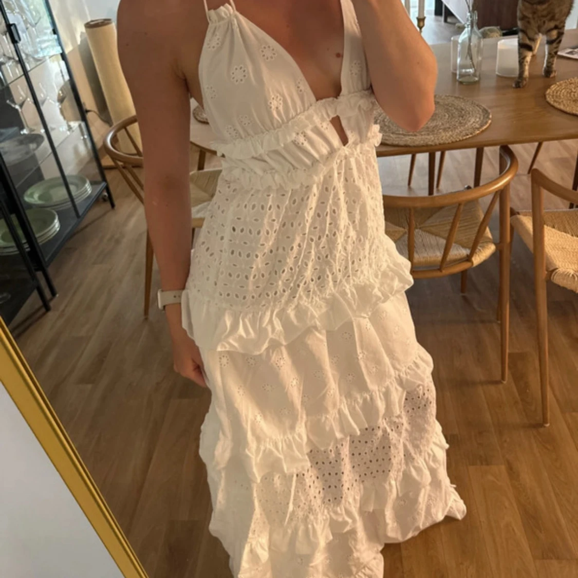 Vit långklänning med spets och volanger - 1