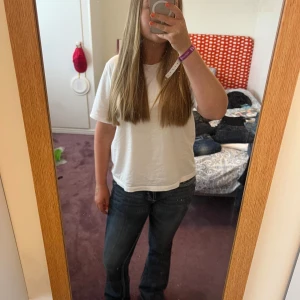 Snygga jeans!! - Säljer dessa supersnygga jeansen med coola bakfickor! Använda fåtal gånger och är i väldigt fint skick🥰