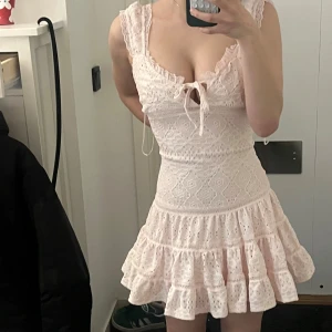 Ljusrosa spetsklänning med volang, GinaTricot - Supersöt ljusrosa kortklänning med spetsmönster och volangkjol. Använd 1 gång.