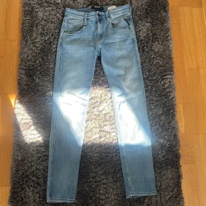 Replay ljusblå skinny jeans - Snygga ljusblå skinny jeans från Replay med klassisk femficksdesign och coola detaljer på bakfickorna. Jeansen är i nyskick och storleken ät 28/30. Hör av er vid frågor:)