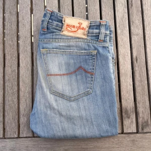 Ljusblå jeans från Jacob Cohën - | Modell - 688 Comfort | Regular fit | Nypris: 4200 | Skick 8/10 | MÅTT: Innerbenslängd 72 cm | Lårvidd 23 cm | Fotvidd 18 cm | 101 cm midja till fot