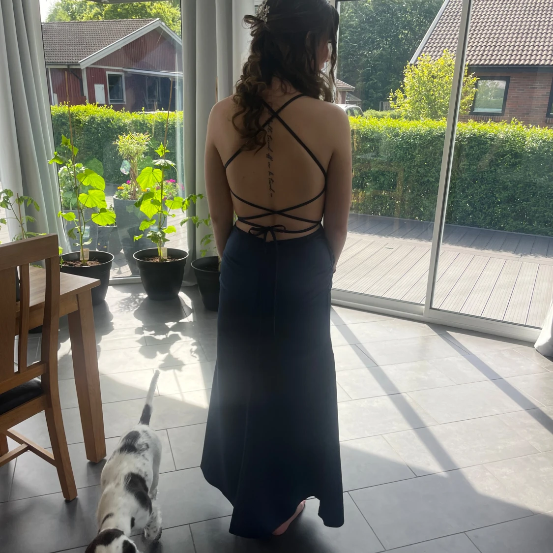 Mörkblå långklänning med öppen rygg - 1