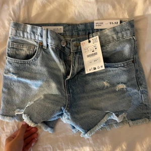 Ljusblå jeansshorts från Zara - Storlek 11-12 år men passar xxs💕💕💕helt oanvända!!