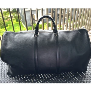 Äkta! Louis Vuitton -Keepall s.60 Epi Leather Black - Vintage LV. Weekendbag från Louis Vuitton i modellen Keepall , storlek 60. (1993 / VI 1903)  Väskan är i mycket fint bruksskick med minimala anmärkningar knappt några repor i lädret , ingeting som syns. Utmärkt för den som vill resa lätt utan att kompromissa med sin stil. Pris kan diskuteras, hör av dig om du har några frågor eller vill se mer bilder på väskan! 