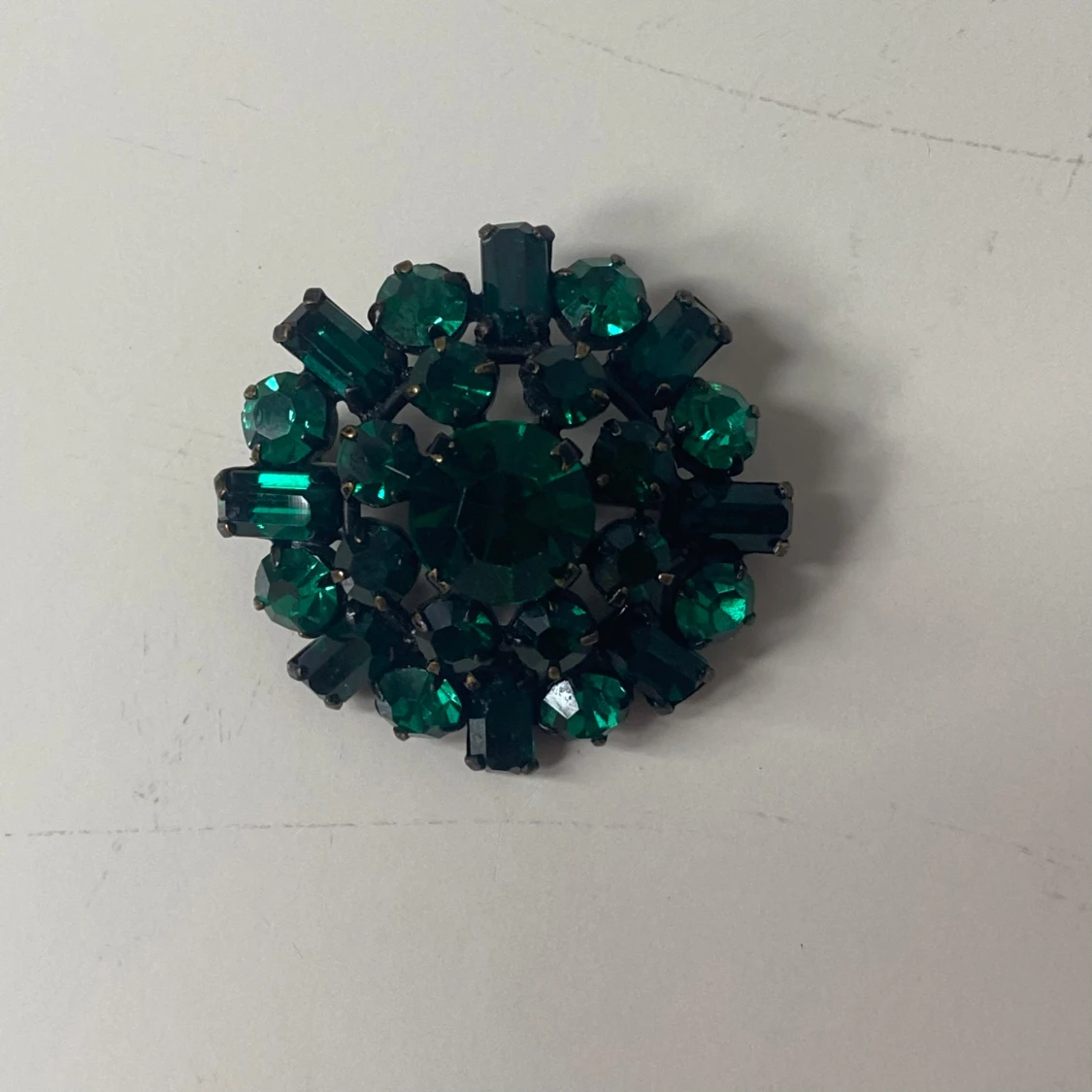 Grön glittrig brosch med stenar