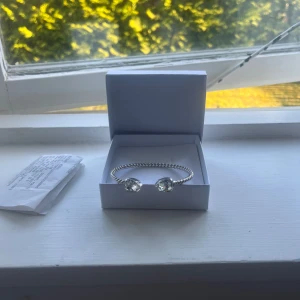 Caroline Svedbom armband  - Helt nytt Caroline Svedbom armband, säljer för att jag fick 2 i presen men öppet köp tiden har gått ut. Kvitto finns💞💞