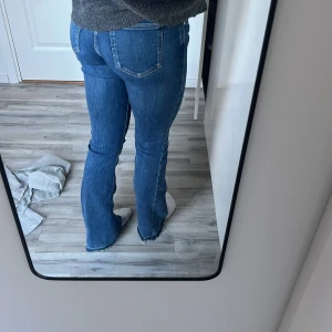 Low waist jeans  - Säljer dessa lågmidjade jeans då de inte längre kommer till användning💕passar mig i längden som är 173cm lång, de är uppsprättade💕(köpta för 599kr på bikbok) de är i S/längd 33, hör av dig för fler frågor eller funderingar💕💕