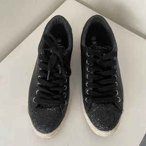 Glittriga sneakers - I mycket gott skick! Små i storleken så skulle säga att de är strl 37. 