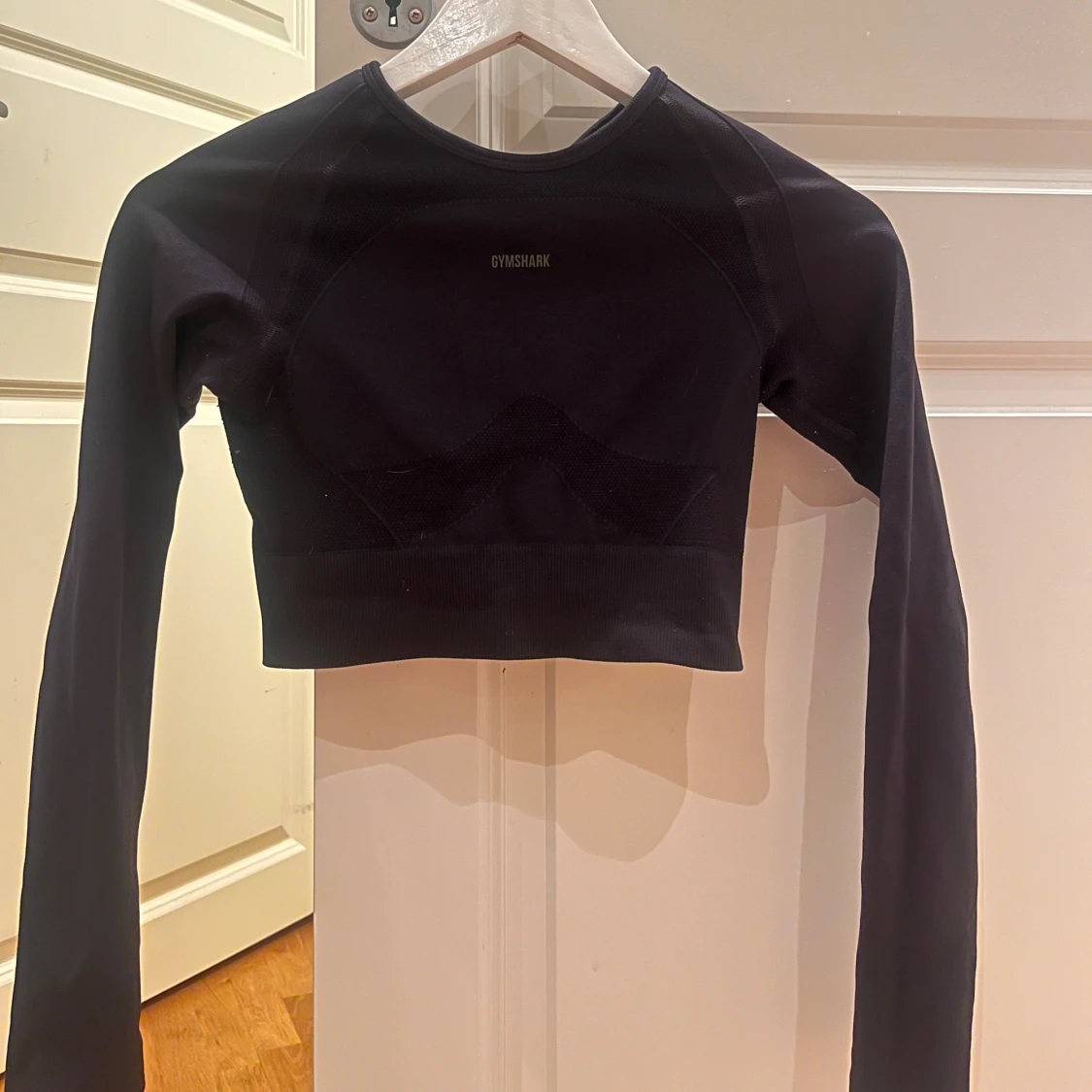 Svart croppad tränings tröja från Gymshark