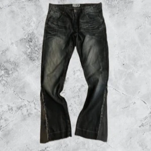 Flared custom jeans - Feta Flared custom dem är fina men den finns ett hål längst ner vid benöppningen.  kom privat för frågor. 