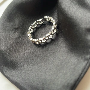 Silverfärgad ring med stjärndetaljer - Snygg silverfärgad ring med ett unikt stjärnmönster runt om.Ringen har en öppen design vilket gör den justerbar för olika storlekar.💗