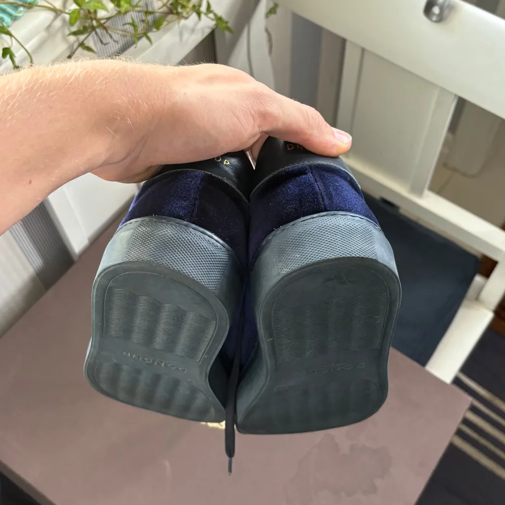 Hej! Väldigt unika och snygga skor från dondup i storlek 44 säljes. Till och med snyggare i verkligheten och dem glänser i blå sammet👌Använda ca 5 gånger så dem är näst intill sprillans nya och dessa går ej att få tag på längre. Box fås med och tveka inte vid minsta fråga eller fundering😇Pris ej hugget i sten. Kengät.