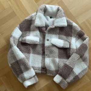 Vårjacka - Rutig gosig jacka i utmärkt skick. Kolla gärna in mina andra annonser.