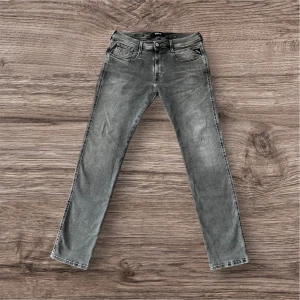 Replay jeans - Replay jeans i storlek 32/32. Jag har använt dom ett par gånger men skicken är ändå mycket bra. Har du frågor så är det bara höra av sig. Pris kan diskuteras🤝