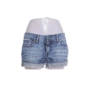 Lågmidjade jeansshorts från ONLY - Snygga lågmidjade jeans shorts ifrån only