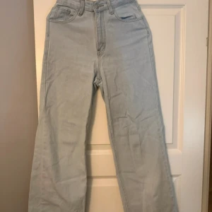 Ljusblå jeans från Shein - Säljer ett par ljusblå jeans från Shein i storlek XS. Byxorna har en hög midja och en rak passform. 