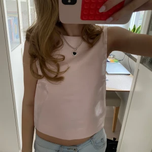 Rosa topp - Såå fin rosa topp med rosett och öppning i ryggen!!💓💓