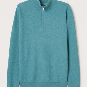 Blå tröja quarterzip från Bondelid - Säljer en stilren blå tröja från bondelid med dragkedja vid halsen. Tröjan har långa ärmar och en broderad logga på bröstet. Perfekt för sommaren. Skriv PM för mer information.