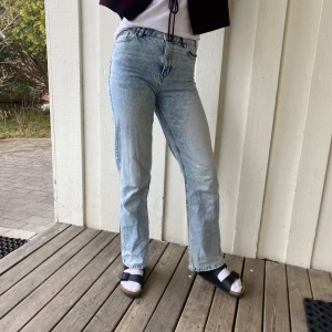 Ljusblå jeans från Lindex - Säljer ett par ljusblå jeans från Lindex. De har en klassisk straight passform och är perfekta för en avslappnad stil. Jeansen har en normal midja och är tillverkade i ett bekvämt denimtyg. stretchiga och snygga. 