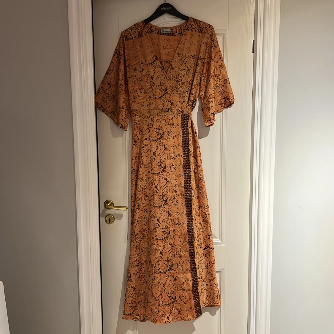 Orange mönstrad klänning från Tiara Visby