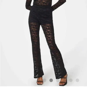 Svarta spetsbyxor - Spetsbyxor från bubbleroom, sparsamt använda! Innerbenslängd 82cm