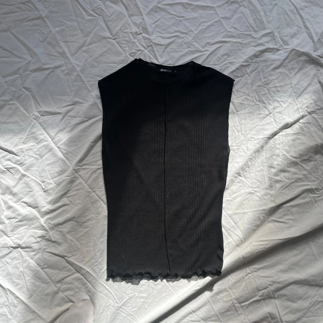 Svart ribbad ärmlös topp från Gina Tricot