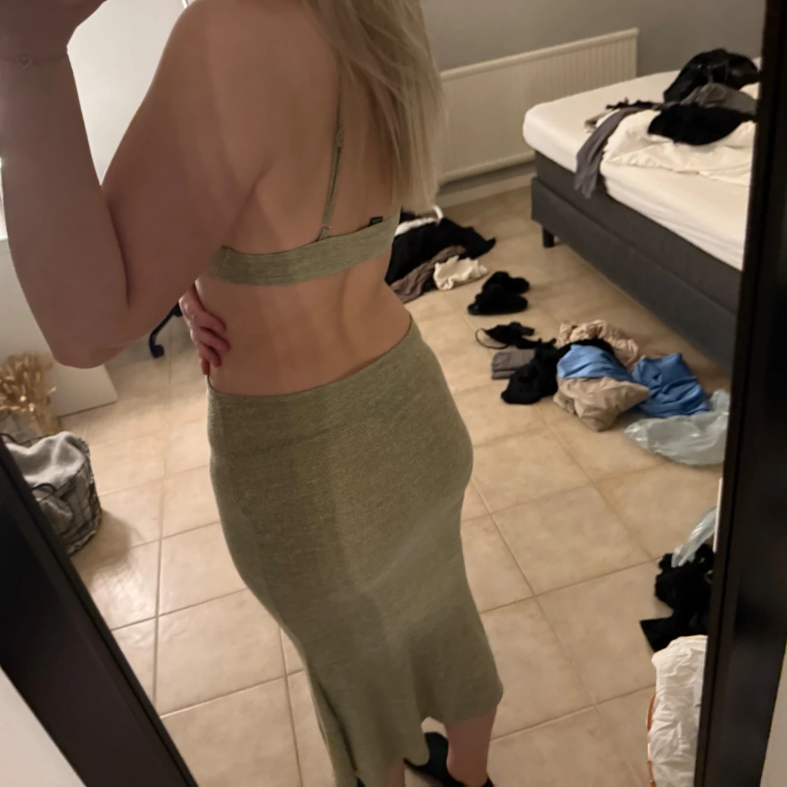 Grön klänning med öppen rygg - 1