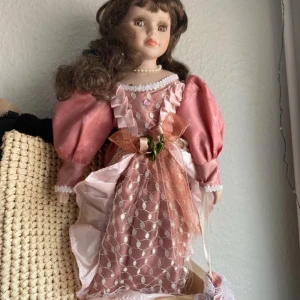 Porslinsdocka - Vacker porslinsdocka med siden kläder och handväska 