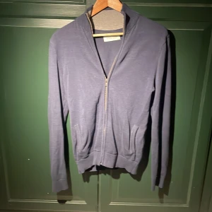 Blå kofta från Pier One - Säljer en stilren blå kofta från Pier One med dragkedja framtill. Perfekt för en avslappnad look. Storlek XS men passar även S. Har en liten defekt vid dragkedjan men den funkar ändå. 