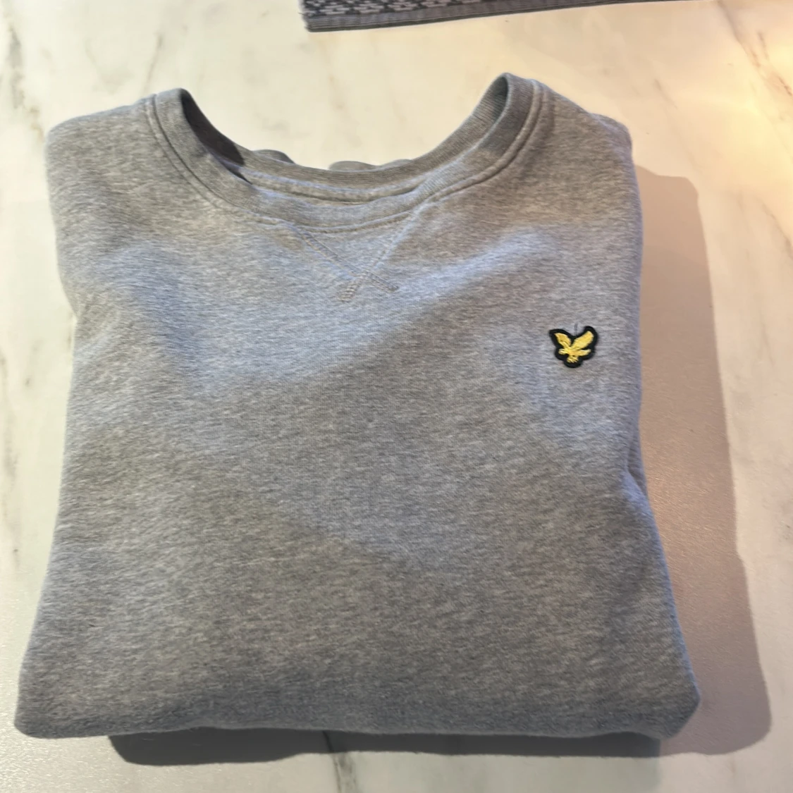 Grå tröja från Lyle & Scott