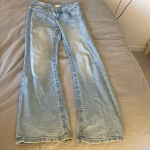 Ljusblå bootcut jeans - Ljusblå bootcut jeans med låg midja från Gina tricot young. Har spännband i midjan.