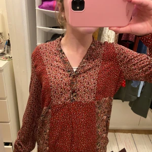 Röd blus från Zara med V-ringning!! - Jag säljer denna blus från Zara!! Den är röd och i fint skick!!
