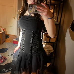 Svart klänning❤️ - Super vacker svart klänning med öppen rygg med korsett liknande snörning på baksidan men även framsidan på båda sidorna❤️den är bra längd och off shoulder❤️kan tyvärr inte hitta märket men köpte den secund hand❤️