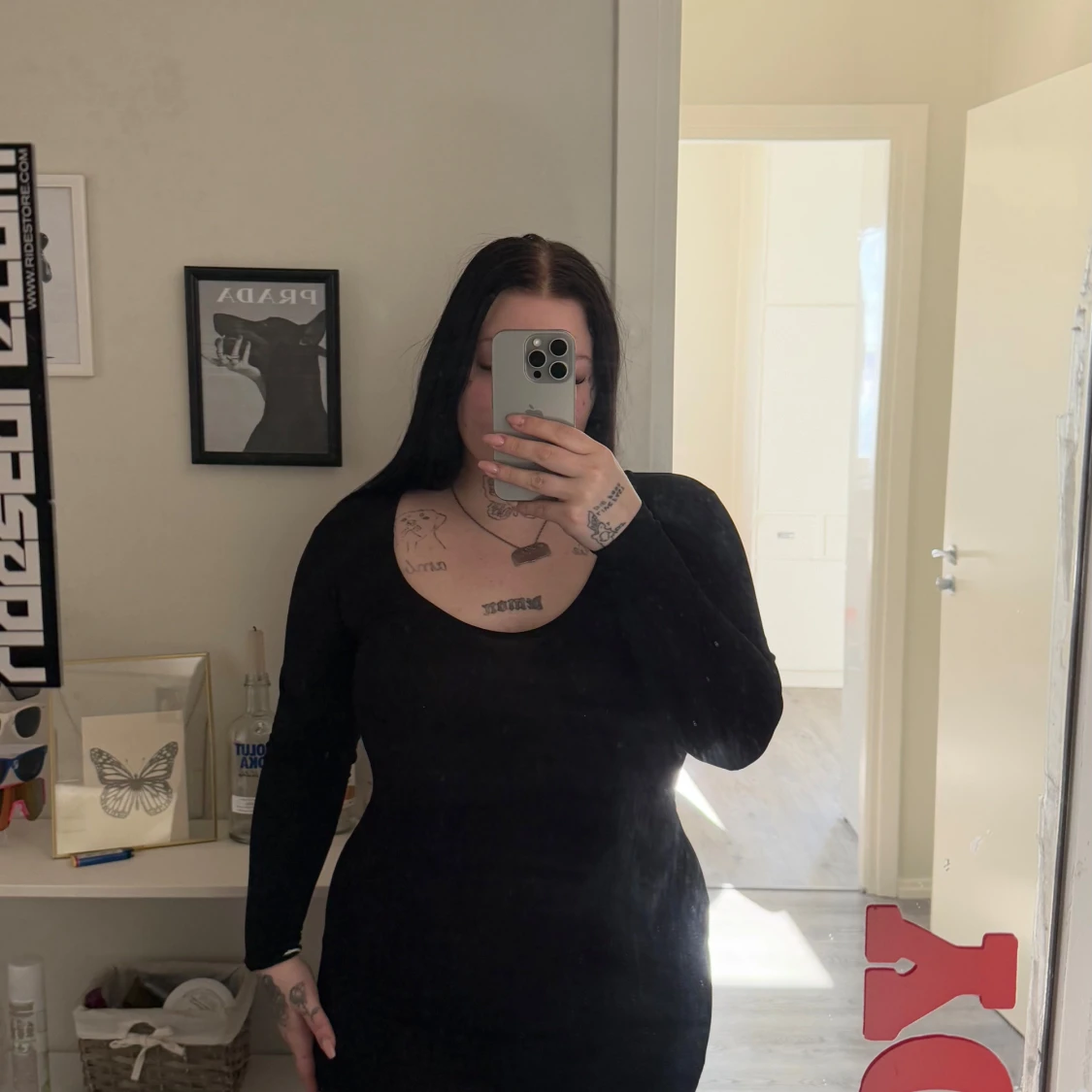 Svart långärmad klänning från Motel