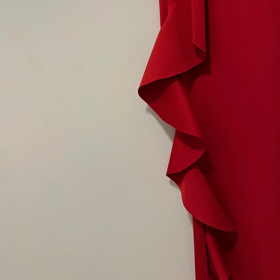 Röd klänning med volangdetaljer - 2