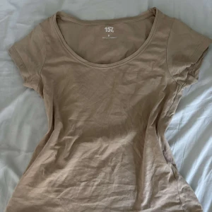 Beige t-shirt från 157 - Säljer en beige t-shirt från 157 i storlek S. Den är använd kanske 1-2 gånger så den är i extremt bra skick! Vet ej nypriset men skulle gissa på kanske 60kr?❤️❤️