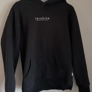 Svart hoodie från Tershine - Fint skick inga skador. Tvättas naturligtvis innan den skickas. Nypris 599.