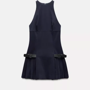 Marinblå ärmlös klänning med bältesdetaljer - Säljer denna sjuuukt snygga marinblåa klänningen från Zara i storlek M. Klänningen har dekorativa bältesdetaljer i midjan och en elegant, veckad kjol. Klänningen har tyvärr inte alls kommit till användning utan endast testats på en gång, varav varför prislappen är av. Men den är i helt nytt skick! Kollar därför om intresse av att köpa finns! 🍓❤️‍🔥 