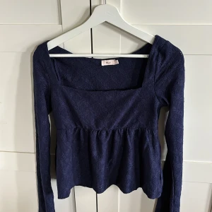 Mörkblå topp från Nelly - Säljer denna söta blus från Nelly som aldrig kommit till användning. Nypris 349kr💕