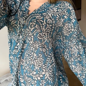 Blå somrig Zara Blus - Säljer min jättefina blus från Zara då den inte kommer till användning längre. Köpt för 350 kr. Skriv för fler bilder eller vid intresse 💕🙏🏼