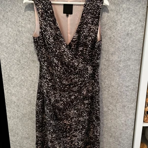 Leopardmönstrad klänning från InWear - Snygg leopardmönstrad klänning från InWear i siden med v-ringning och knappar på sidan. Perfekt för en chic look.