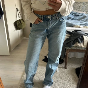 Blå jeansbyxor - Snygga blå jeansbyxor med en klassisk design. De har en normal passform och är perfekta för en avslappnad stil. Byxorna har en traditionell femficksdesign och knappar i midjan.