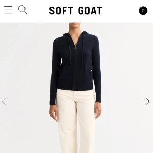 Mörkblå hoodie från Soft Goat - Säljer min mörkblåa zip hoodie från soft goat då den inte kommer till användning. Nypris 2695 kr. 