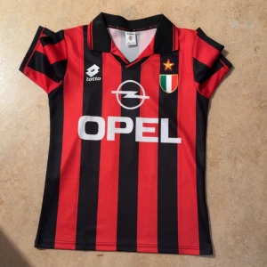 AC Milan 96/97 | Roberto Baggio (Retro) - Säljer AC Milans 96/97 hemma ställ den är jätte fin på grund av dess unika egenskaper dvs hur mycket historia och retro vibes den har. Den har även den kända 'Baggio' med nummer 18 på baksidan. Priset kan diskuteras vid snabb affär. Storleken är S.