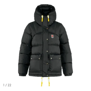 Svart dunjacka från Fjällräven - Svart jacka från Fjällräven i modellen ”Expedition Down Lite Jacket W”. Jackan är använd sparsamt i en vinter och är i princip i nyskick. Strl S. Nypris 6999kr. Kan skicka egna bilder vid intresse! Pris kan diskuteras. 